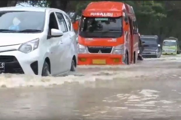 Banjir Genangi Jalan Provinsi, Arus Lalu Lintas Cirebon-Indramayu Lumpuh