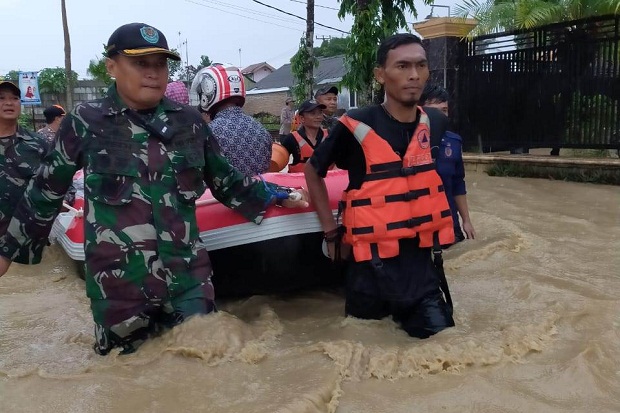 1.800 Warga Kebanjiran, Dandim 0604 Karawang Pimpin Evakuasi