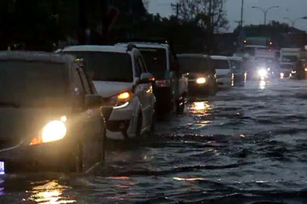 Jalur Pantura Mundu Cirebon Terendam Banjir, Arus Lalu Lintas Macet