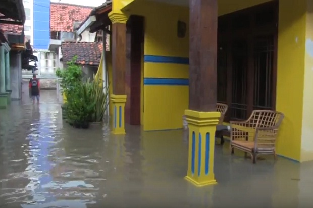 Tanggul Sungai Jebol, Banjir Cirebon Meluas Rendam 10 Kecamatan