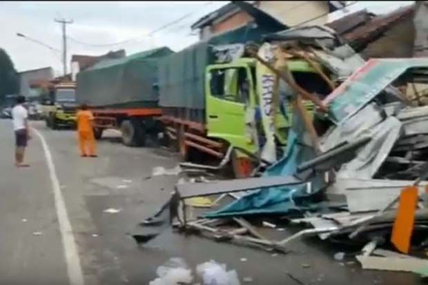 4 Rumah Warga di Pantura Cirebon Hancur Diseruduk Truk Gandeng