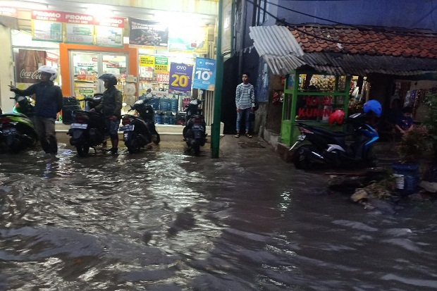 Arus Air Deras Jebol Tanggul Sungai Cisunggalah, Solokan Jeruk Terendam