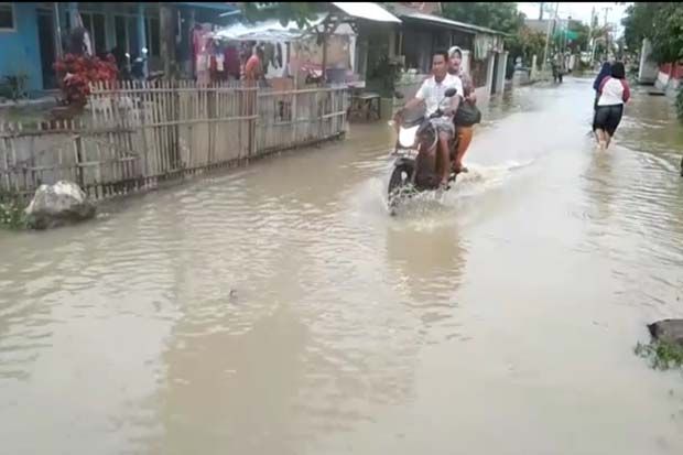 Sungai Bugel Patrol Indramayu Meluap, Ratusan Rumah Terendam Banjir