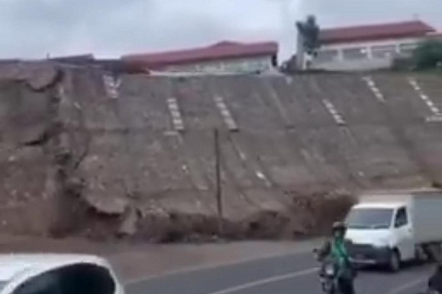 Talud Tebing di Jalan Raya Limbangan Garut Runtuh, Beruntung Tak Ada Korban