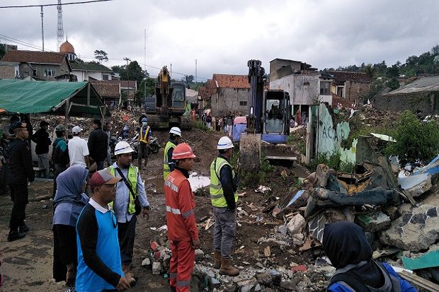 Berdiri di Trase Kereta Cepat, 5 Rumah Warga di KBB Dibongkar