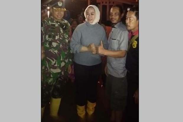 Cellica Pimpin Evakuasi Warga Korban Banjir di Rengasdengklok Karawang
