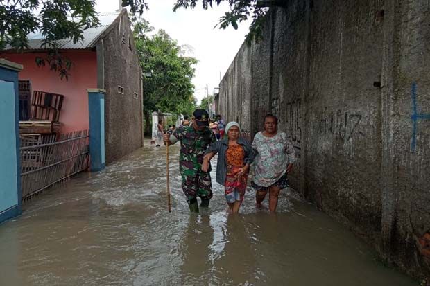 14 Kecamatan di Kabupaten Karawang Kebanjiran, Ratusan Personel Kodim 0604 Evakuasi Warga