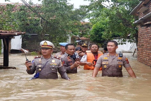 Petugas Polri-TNI Evakuasi Korban Banjir, Kapolres Subang Terjun Langsung