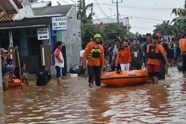 Bantuan untuk Korban Banjir di Karawang Terus Mengalir