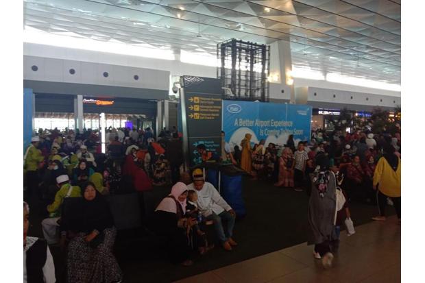 Jamaah Umrah Menumpuk di Bandara Soekarno-Hatta