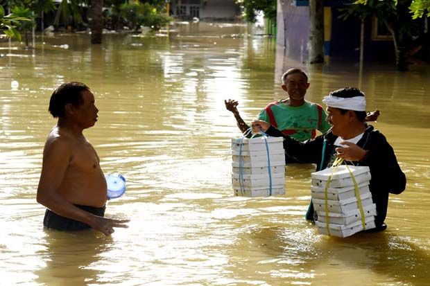 Dedi Mulyadi Bagikan Makanan kepada Warga Korban Banjir di Teluk Jambe