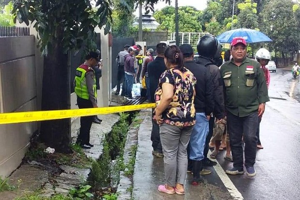 Mayat Wanita Muda Bertato Burung Hantu Ditemukan di Selokan Jalan Raya Lembang