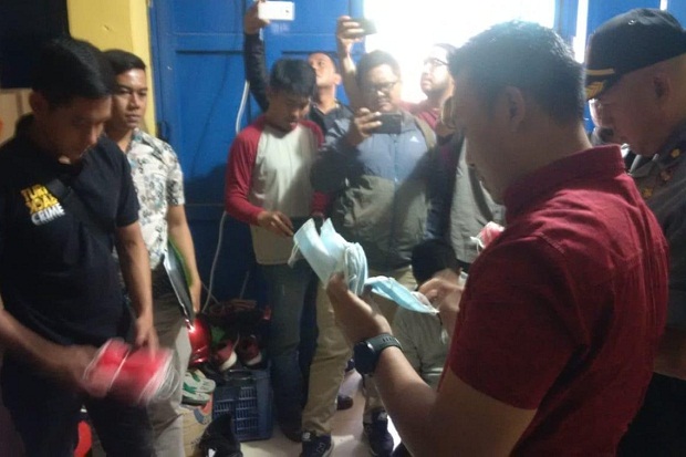 Gerebek Rumah di Astanaanyar Bandung, Polisi Amankan 2 Karung Masker