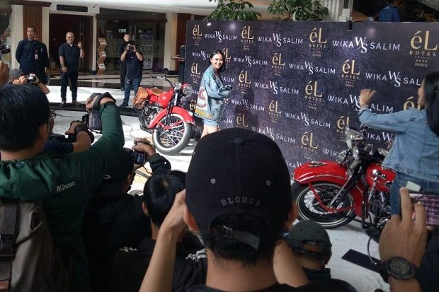 Tampil Menawan, Wika Salim Meriahkan Photography Contest Wingday 2020 Girl On Bike