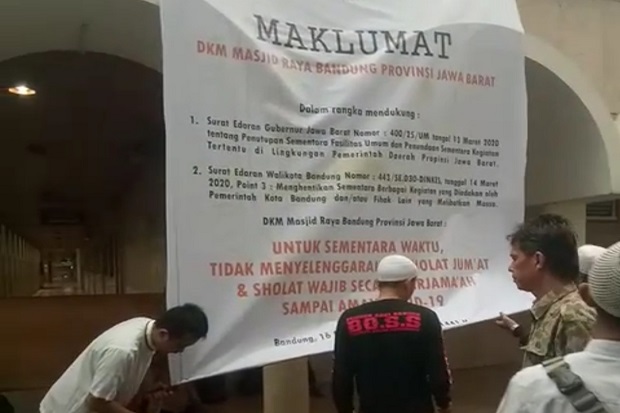 Viral Video Sekelompok Orang Copot Spanduk Maklumat di Masjid Raya Bandung