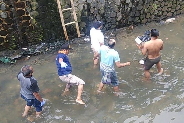 Warga Samoja Geger Temukan Jasad Bayi di Anak Sungai Cikapundung