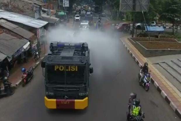 Polres Cimahi Kerahkan Water Canon Semprot Disinfektan di Pusat Kota