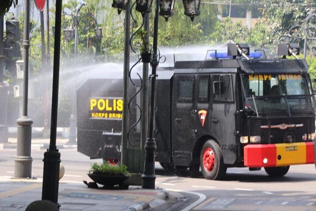 Polrestabes Bandung Semprotkan Cairan Disinfektan di Jalan-jalan Protokol