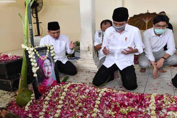 Ibunda Presiden Jokowi Dimakamkan di Samping Pusara Suaminya