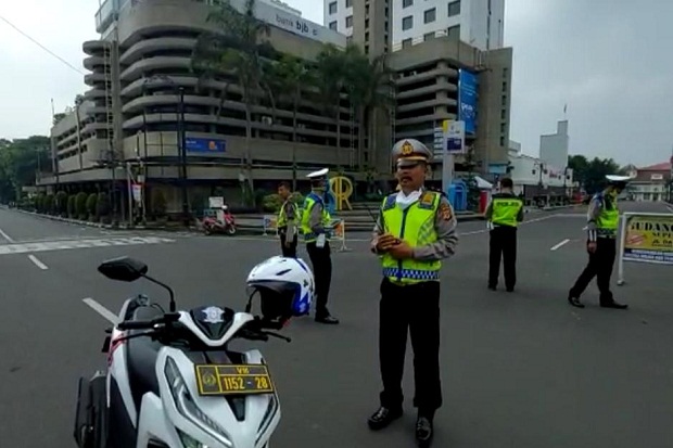 Tekan Persebaran Corona, Beberapa Ruas Jalan di Bandung Diblokade Polisi