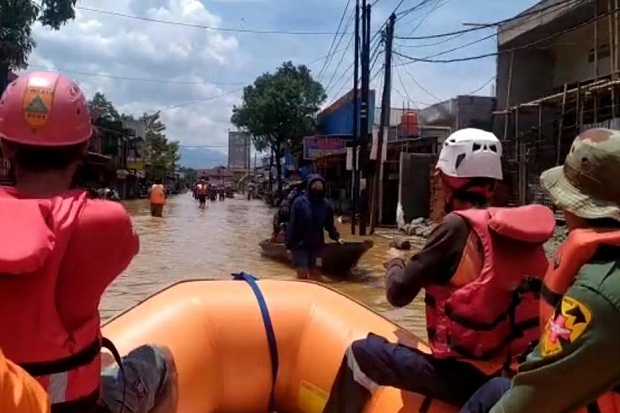 Basarnas Evakuasi Warga Terdampak Banjir di Bandung Selatan