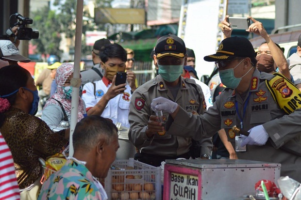 Kapolrestabes Bandung Bagi-bagi Masker dan Hand Sanitizer di Pasar Kiaracondong
