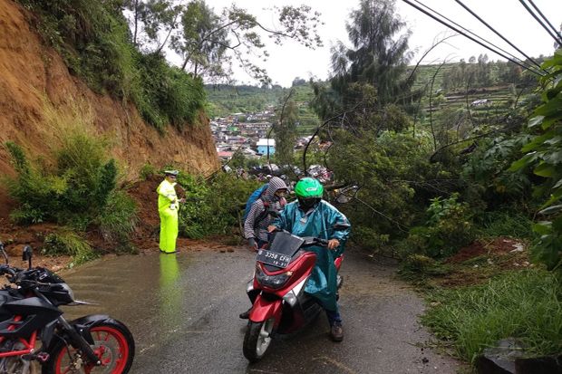 Hujan Deras, Jalur ke Wisata Dieng Wonosobo Tertutup Longsor