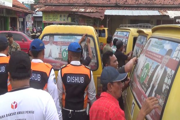 Tim Gabungan Copot Ratusan Alat Peraga Kampanye Terpasang di Angkot