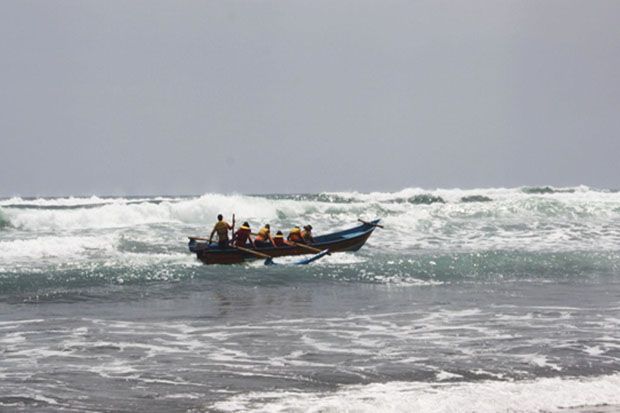 Dua Orang Hilang Ditelan Gelombang Laut Selatan