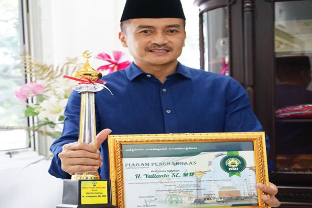 Galakkan Salat Berjamaah, Wali Kota Salatiga Terima DMI Award