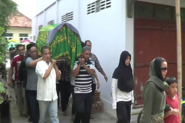 Pakar Medsos Nukman Luthfie Dikuburkan di Sebelah Makam Ibunya