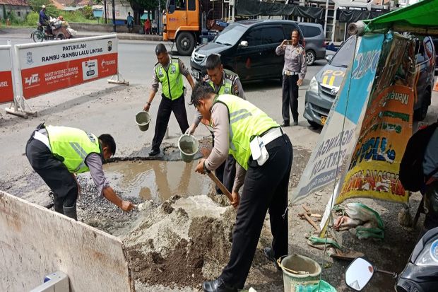 Lima Polisi di Semarang Tambal Jalan Bolong di Jalur Pantura