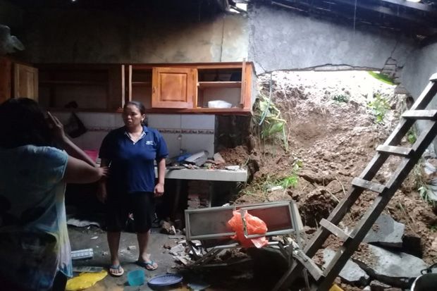 Tertimpa Tanah Longsor, Dua Warga Semarang Terluka
