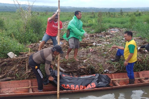 Mayat Lelaki Tanpa Busana Mengapung di Sungai Sraten Semarang