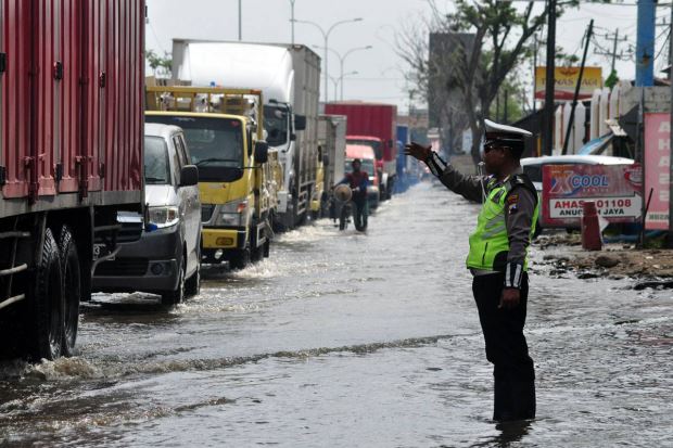 Polisi di Jalur Pantura Waspadai Banjir Rob Akibat Supermoon