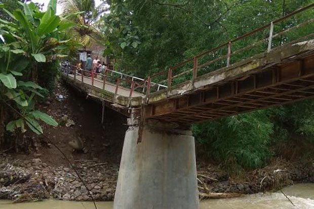 Jembatan Amblas Akibat Banjir, Mobilitas Warga Terganggu