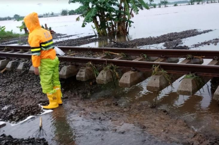 11 Perjalanan Kereta Api Terganggu Akibat Banjir di Batang