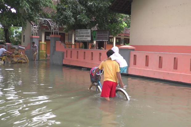 Tetap Sekolah, Siswa Rela Terjang Banjir di Kendal