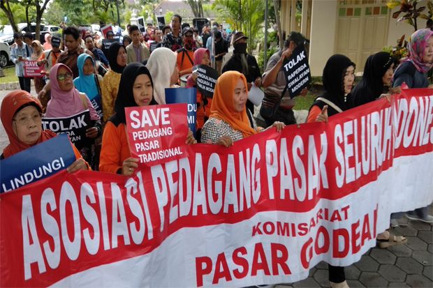 Pedagang Pasar Sleman Demo Tuntut Perda Minimarket Dicabut