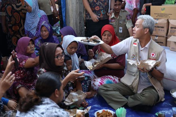 Kunjungi Korban Banjir Pekalongan, Ganjar Makan Bareng Ibu-Ibu