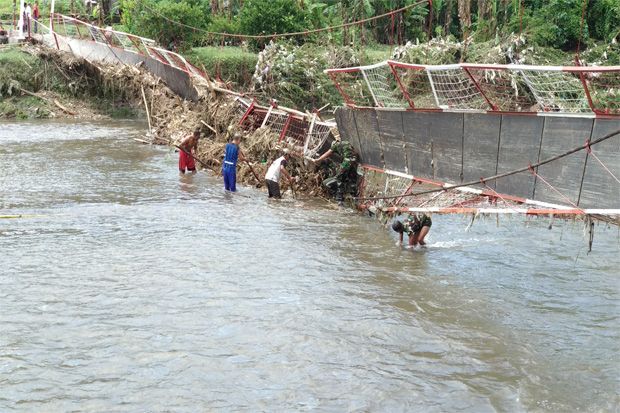 Baru Lima Bulan, Jembatan Gantung di Sleman Putus Diterjang Banjir