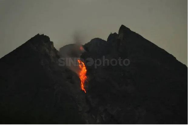 Gunung Merapi Dua Kali Semburkan Lava Pijar