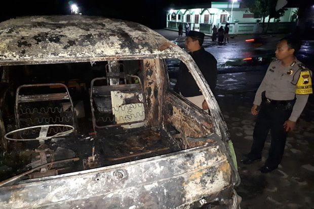 Teror Bakar Mobil Diduga Merambah Grobogan, Angkot Hangus Dilalap Api