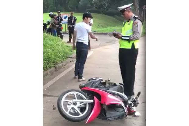 Video Viral, Pengendara Rusak Motor di Depan Polisi Karena Ditilang