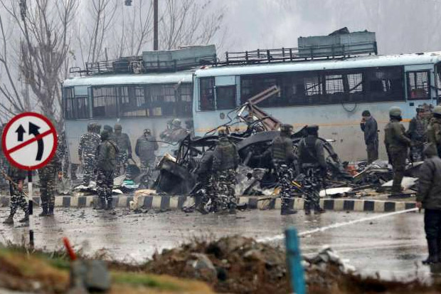Serangan Bom Mobil Tewaskan 44 Polisi di Kashmir India
