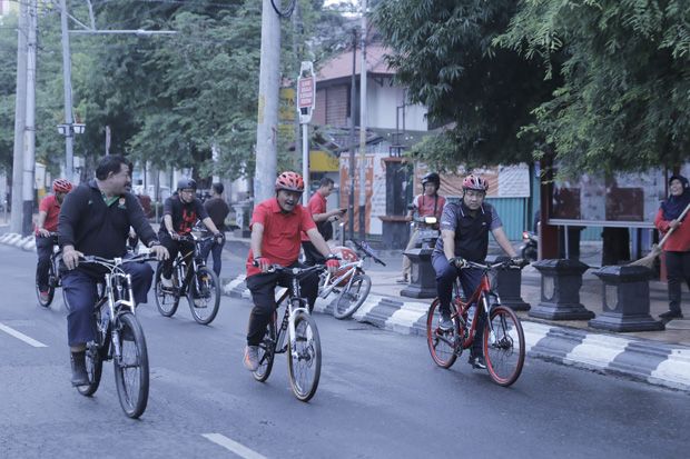 Hendrar Prihadi Ajak Bawahannya Keliling Kota Naik Sepeda