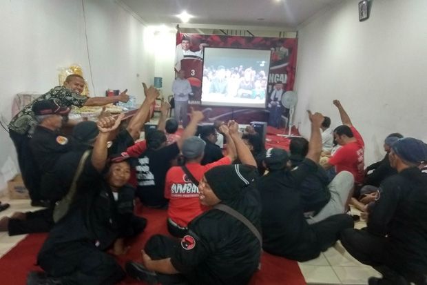 Semarakkan Nobar Debat Capres, Ibunda Jokowi Kirim Makanan dan Minuman
