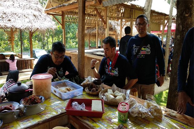 Peserta Java Road Trip III Nikmati Kuliner Khas di Pasar Digital Ngingrong