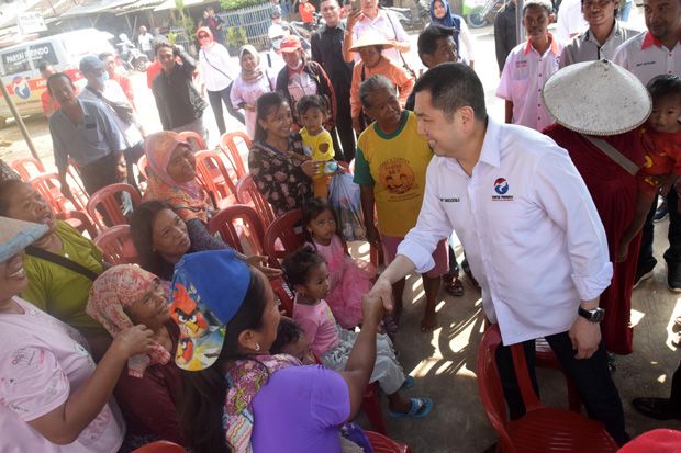 Kunjungi Tambaklorok Semarang, HT Dicurhati Ibu-Ibu Nelayan