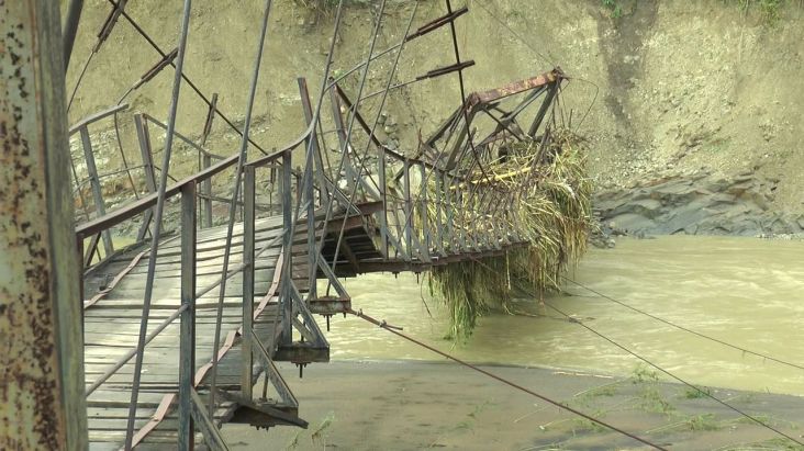 Diterjang Banjir Jembatan Gantung Cipluk-Sojomerto Runtuh
